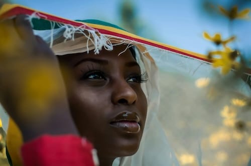 Portrait d'une femme comorienne portant un voile traditionnel