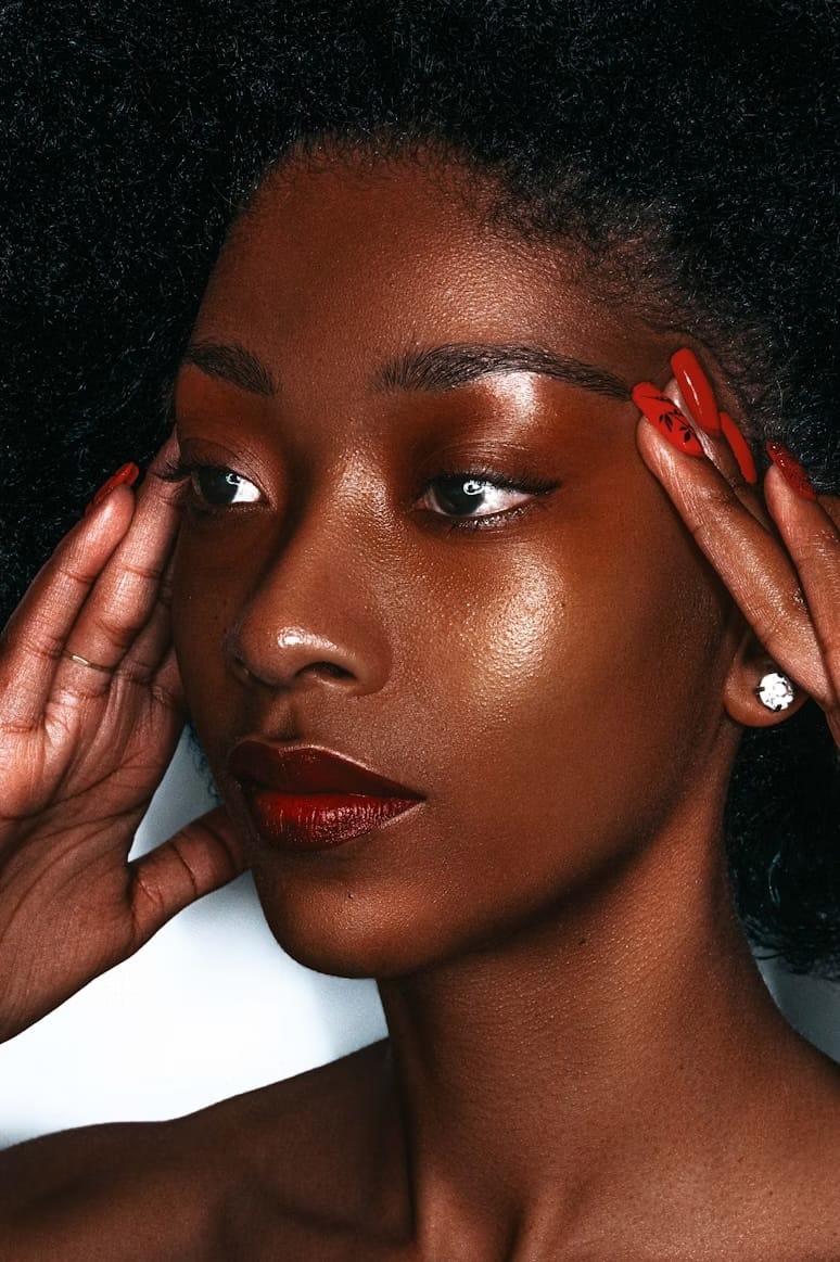 Lèvres pulpeuses maquillées avec gloss, rouge à lèvres et liner