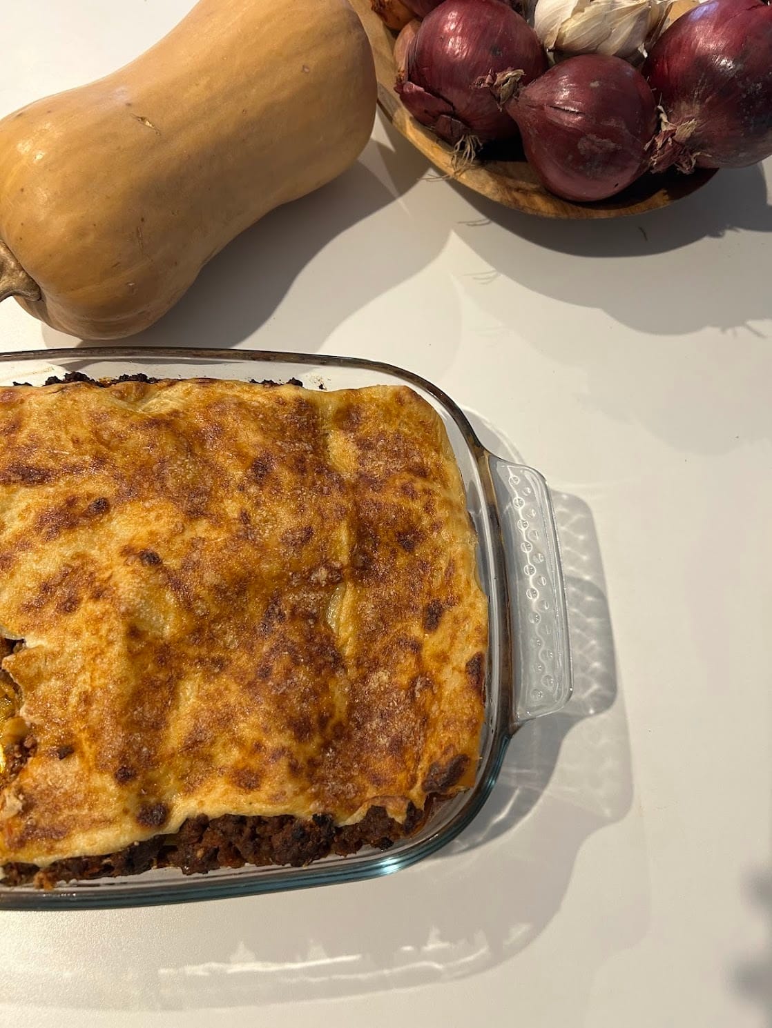 Lasagnes maison gratinées avec viande hachée et béchamel dorée