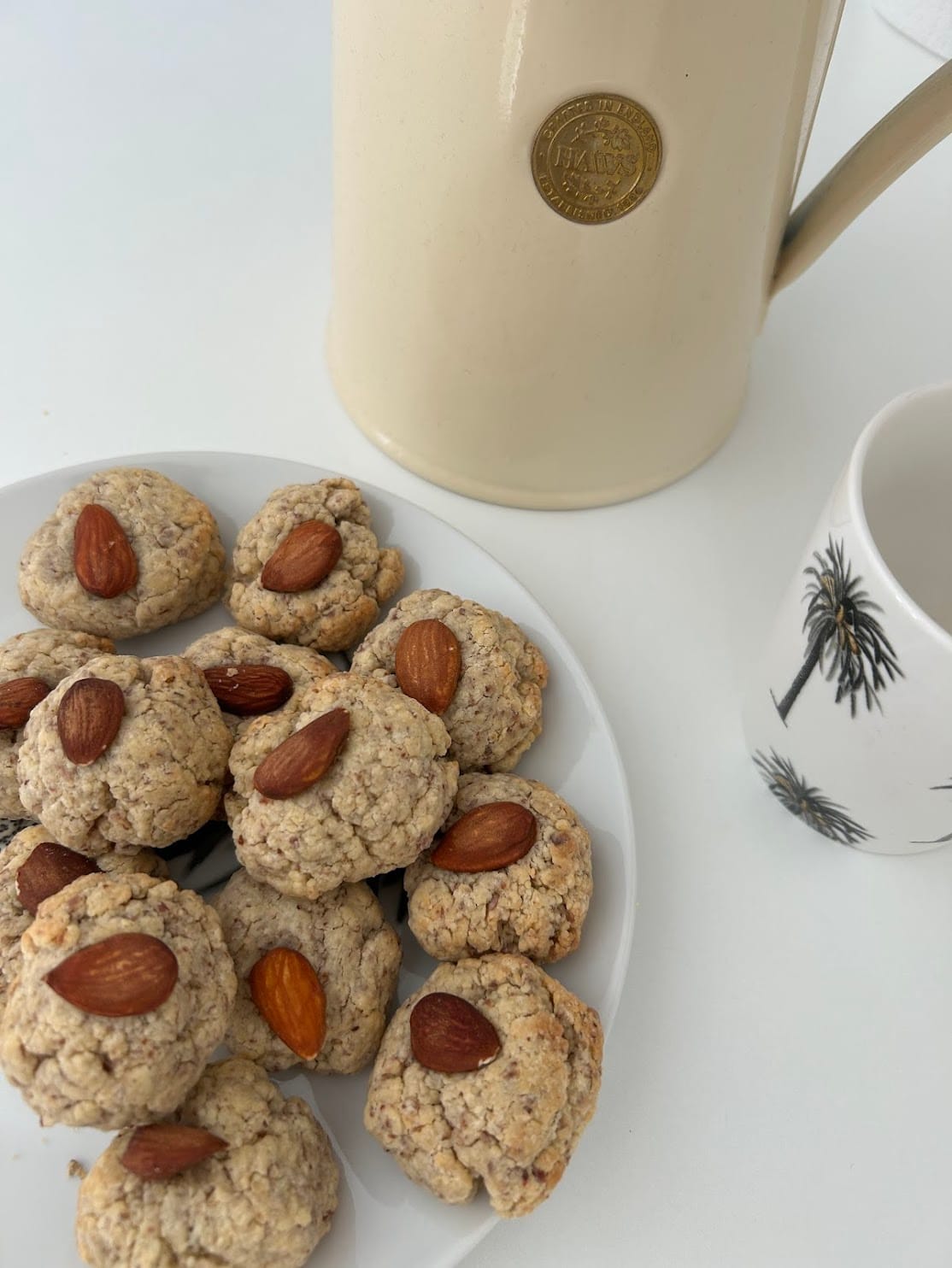 Biscuits aux amandes maison, dorés et croustillants, sur une assiette