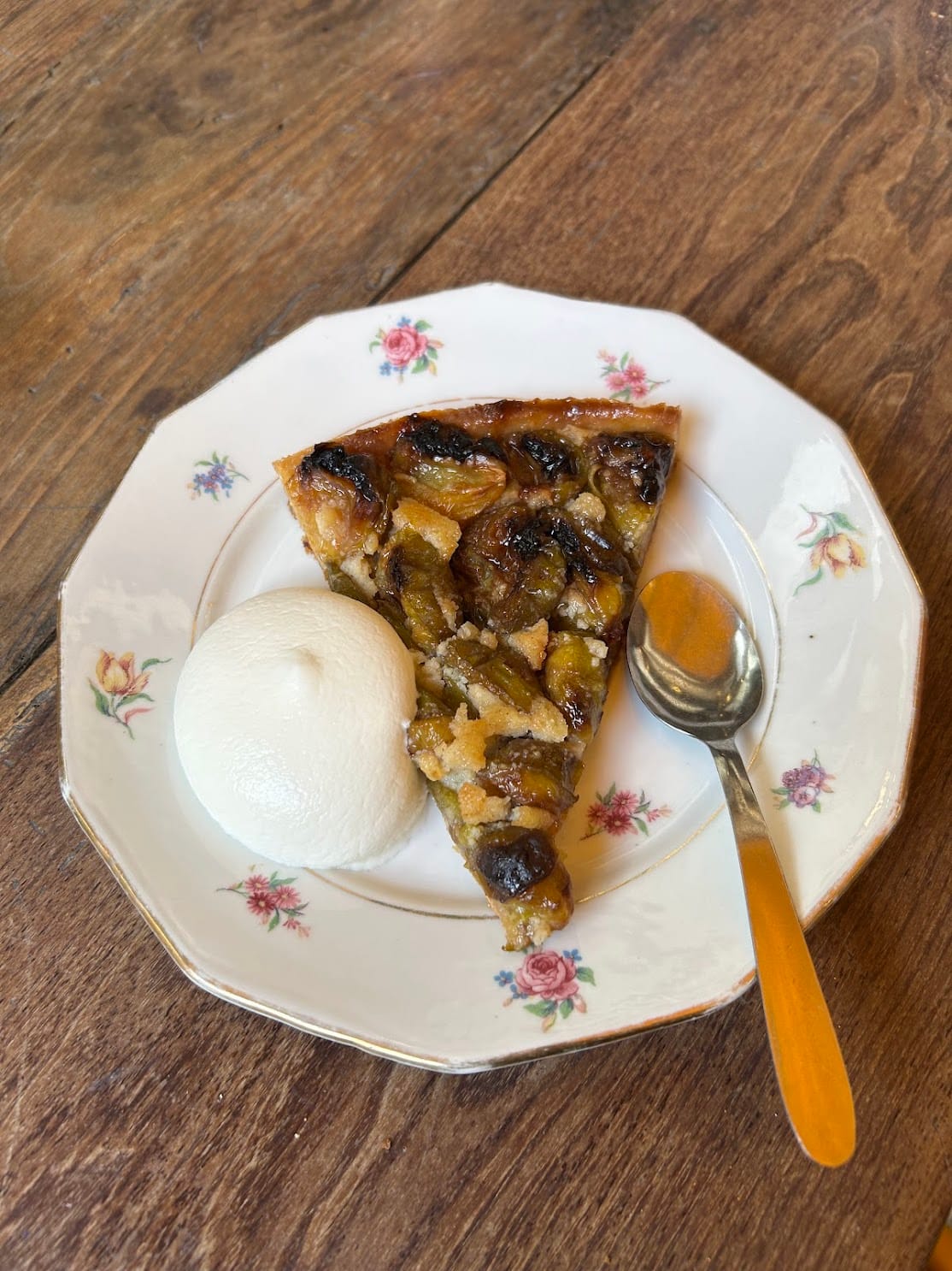 Tarte aux reines-claudes dorée, accompagnée d’une chantilly à la burrata maison