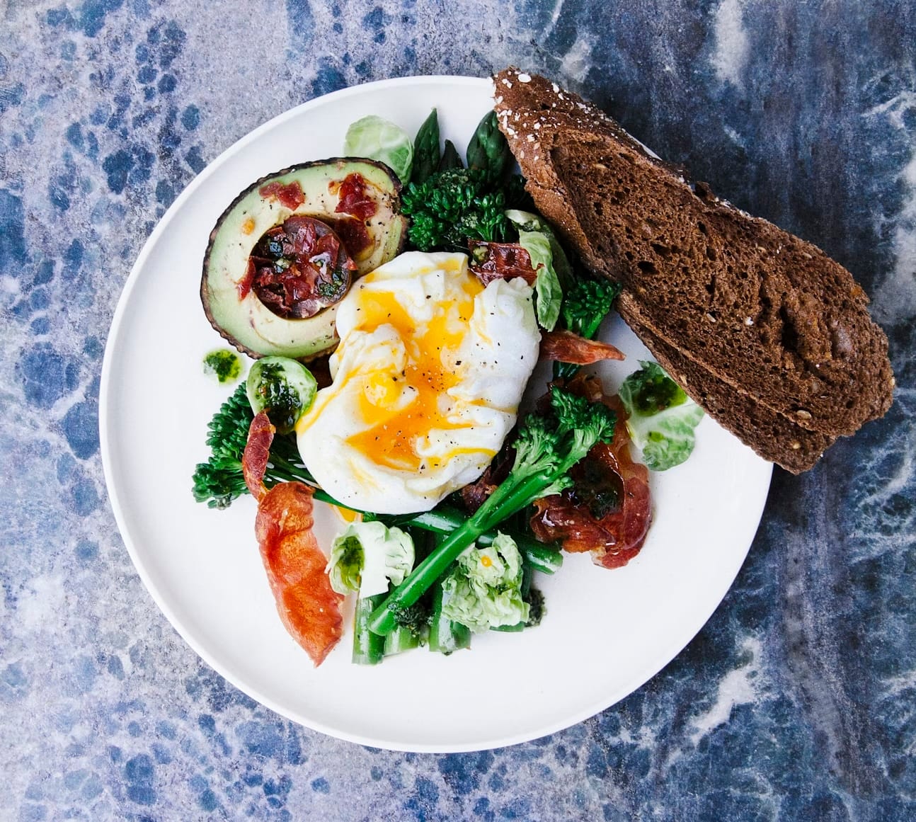Petit déjeuner protéiné avec œufs, avocat et fruits tropicaux