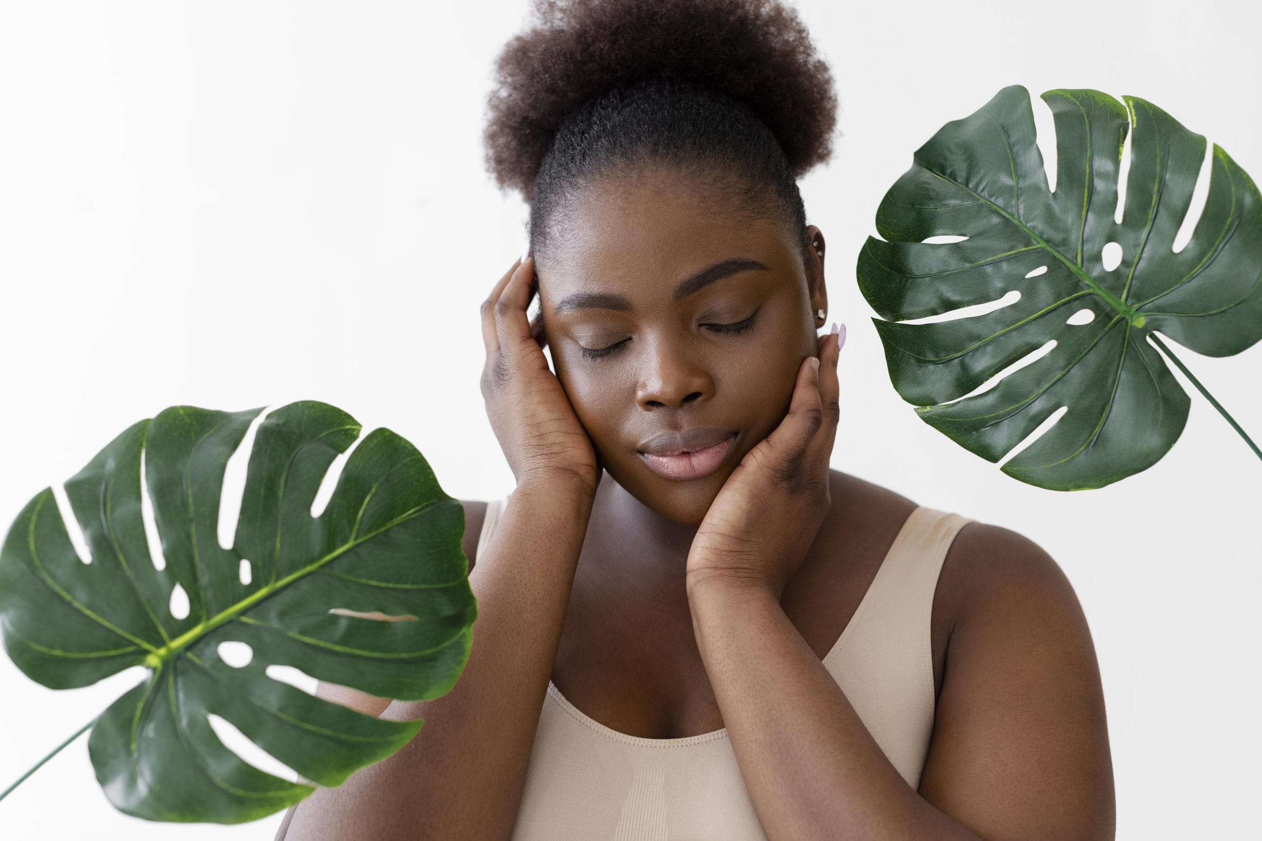 Femme africaine appliquant un soin naturel pour atténuer les cicatrices sur la peau