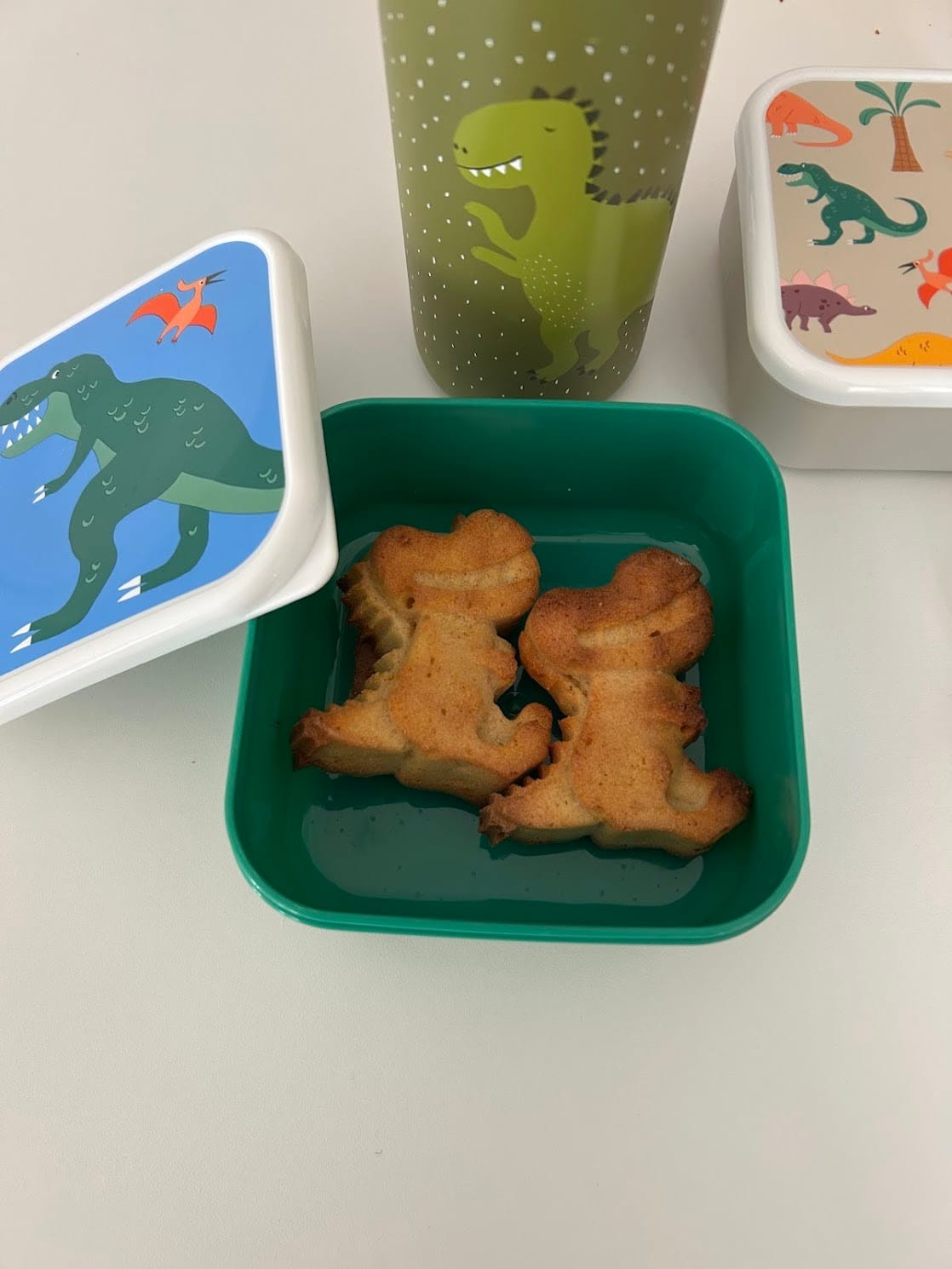 Gâteaux au citron en forme de dinosaures moelleux faits maison