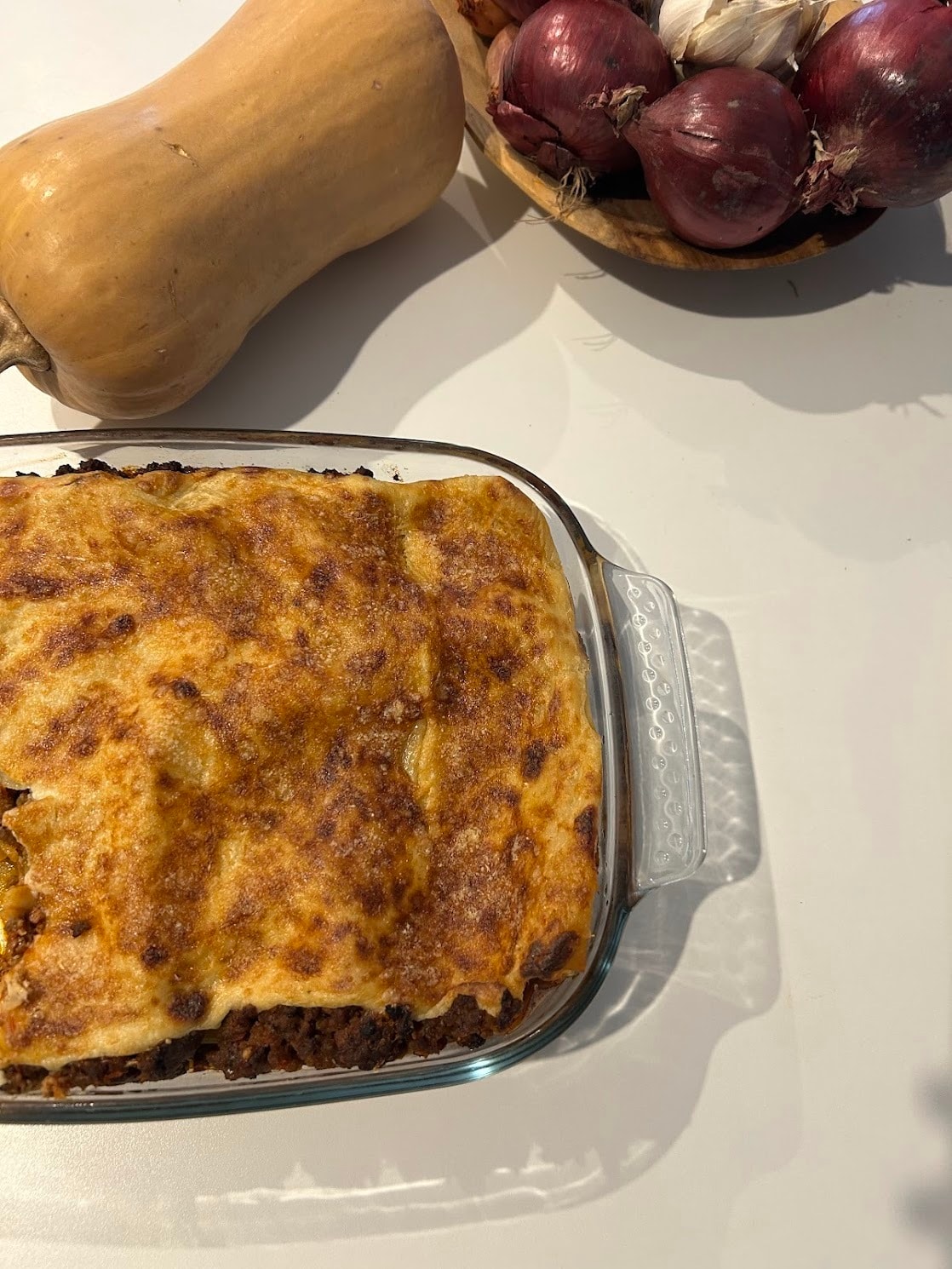 Lasagnes maison gratinées avec viande hachée et béchamel dorée