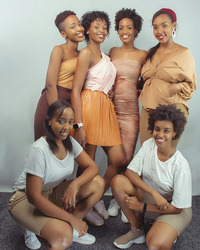 Des jeunes dames prêtes pour le week end crédit photo: @ unsplash Bave Pictures