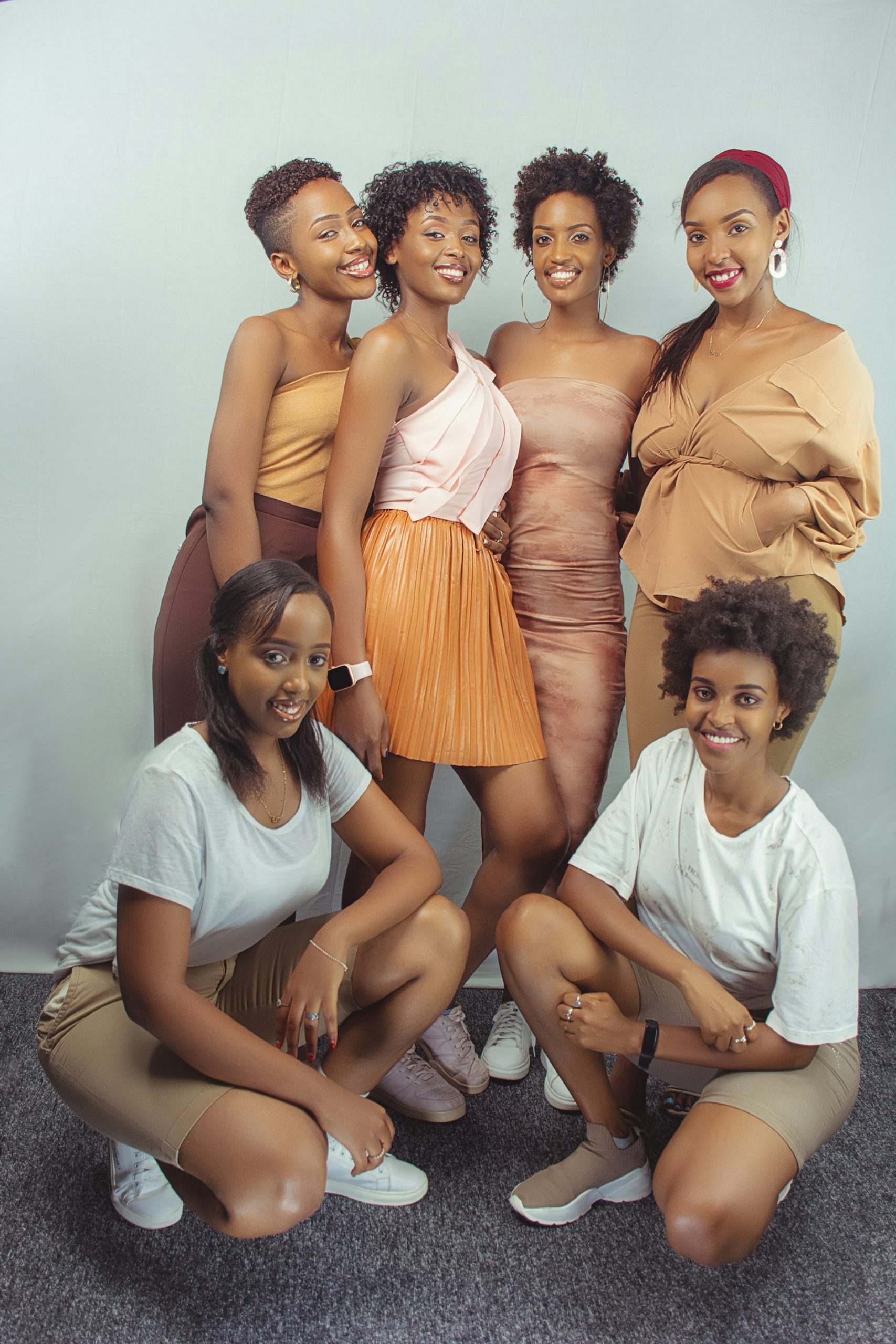 Des jeunes dames prêtes pour le week end crédit photo: @ unsplash Bave Pictures