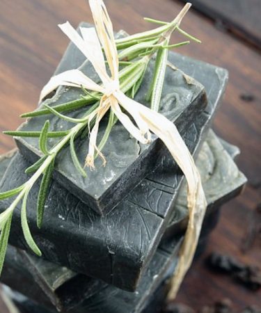 Savon noir naturel crédit photo: @Floriana sur Unsplash