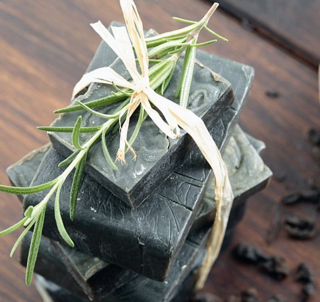 Savon noir naturel crédit photo: @Floriana sur Unsplash
