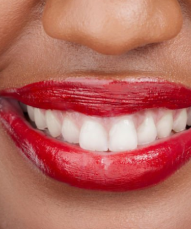 une femme avec un rouge à lèvre crédit photo: @Jacob Wackerhausen