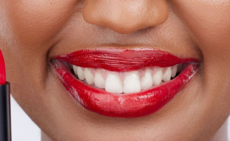 une femme avec un rouge à lèvre crédit photo: @Jacob Wackerhausen