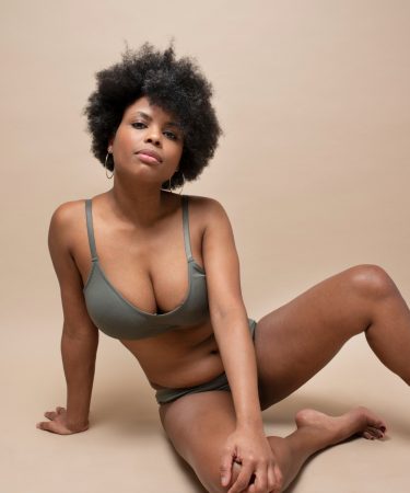 une jeune dame en soutien gorge parfait
