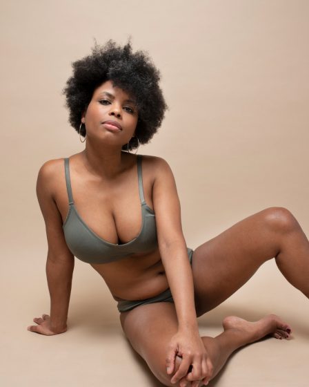 une jeune dame en soutien gorge parfait