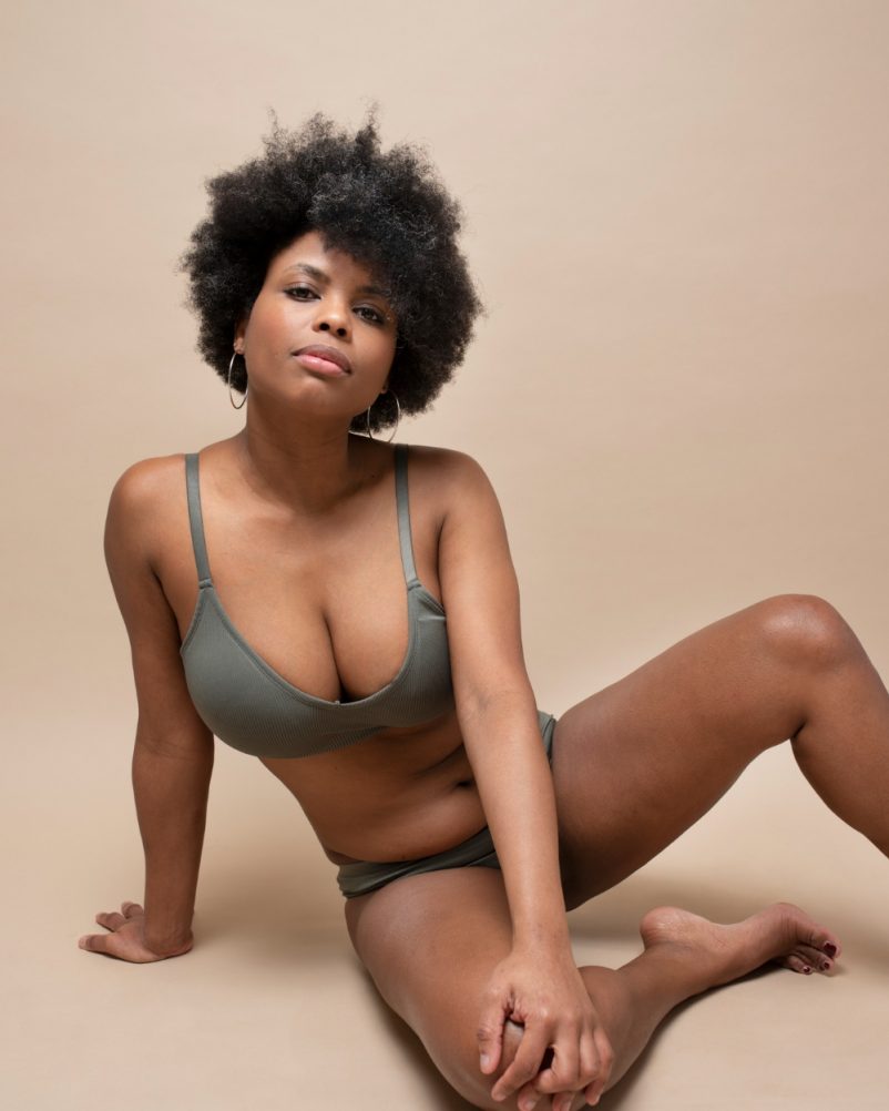 une jeune dame en soutien gorge parfait