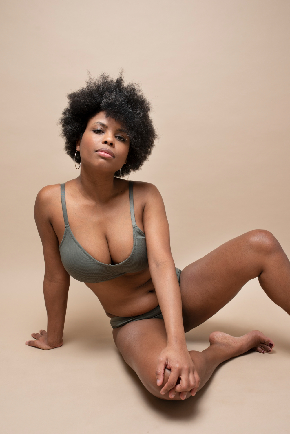 une jeune dame en soutien gorge parfait