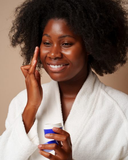 une femme noire avec un visage hydraté crédit photo: @freepik