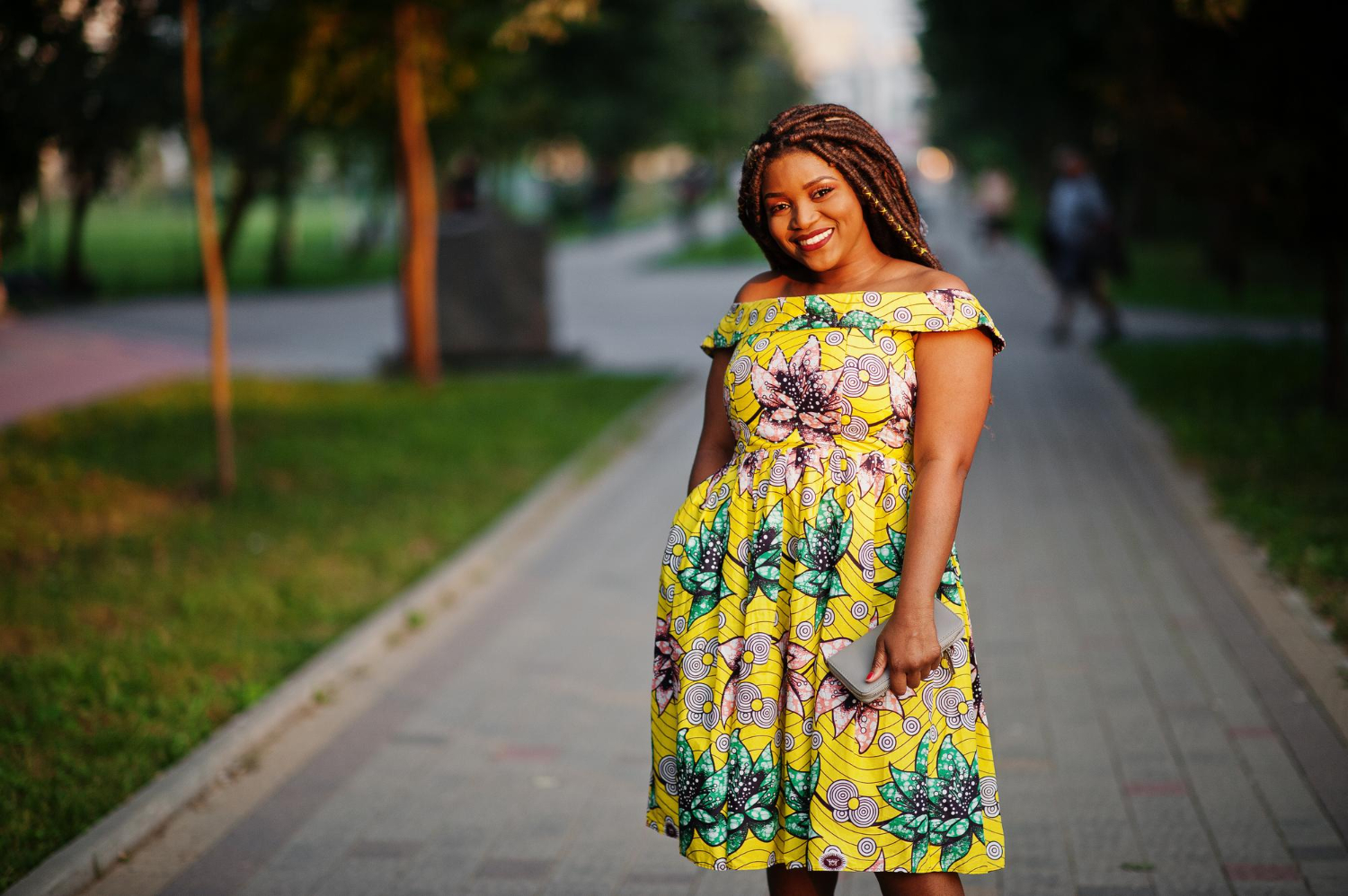 une belle jeune dame en robe maxi
