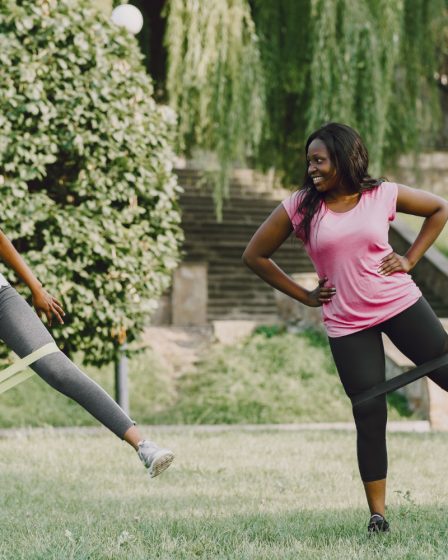 Deux jeunes femmes africaines en train de faire du sport