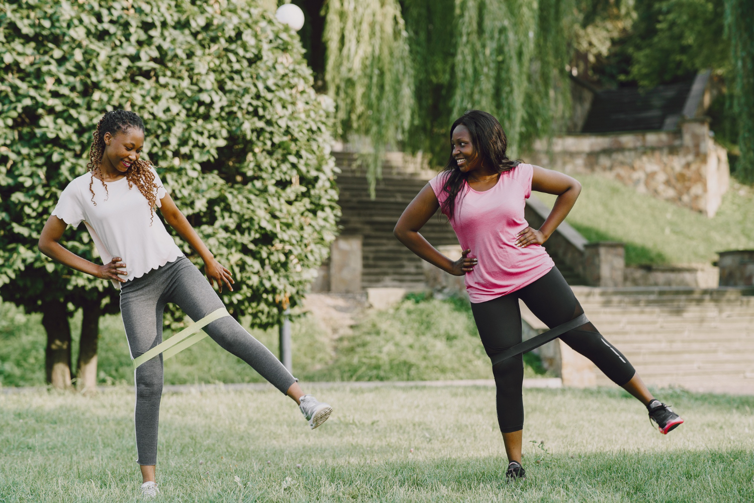 Deux jeunes femmes africaines en train de faire du sport