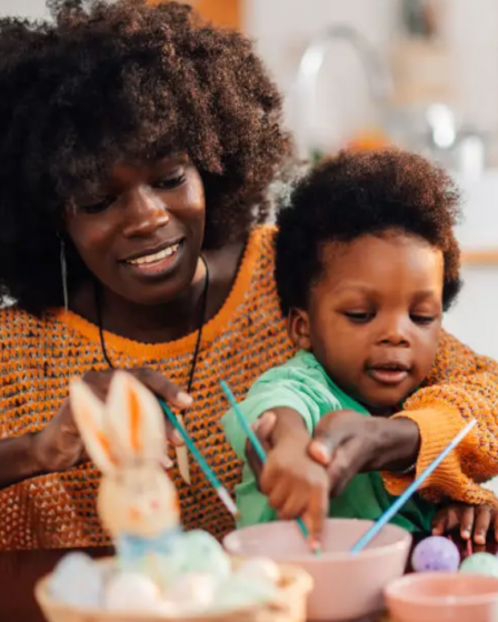 Maman faisant une activité avec son bébé crédit photo: @zamrznutitonovi
