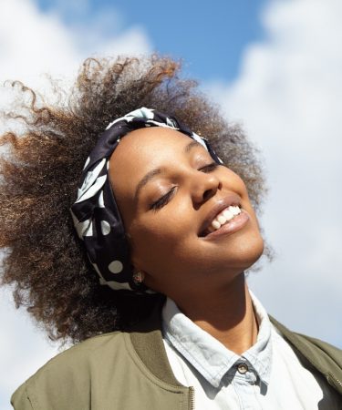 Une jeune dame commençant une belle journée