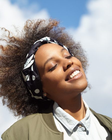 Une jeune dame commençant une belle journée
