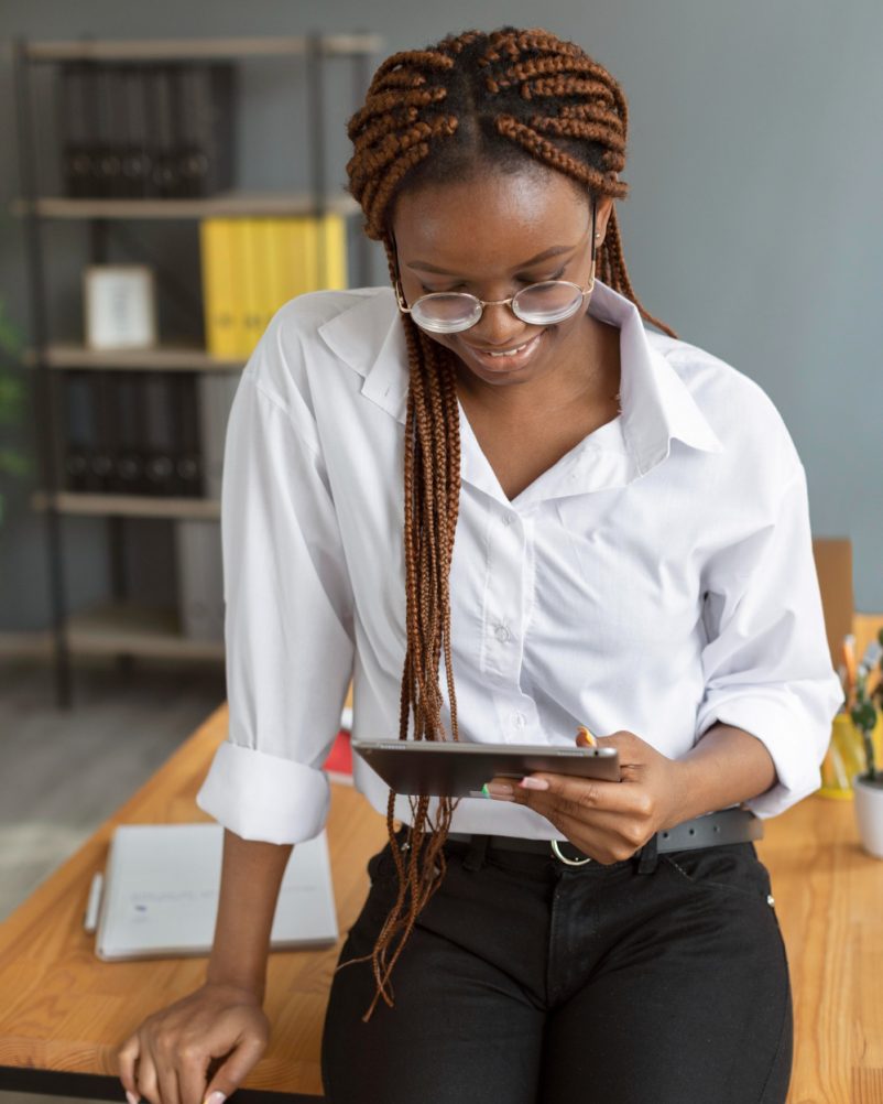 Une femme africaine entrepreneur crédit photo: @gstudio