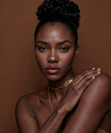 Une belle femme ayant une peau sublime sans alcool crédit photo: @gstudio