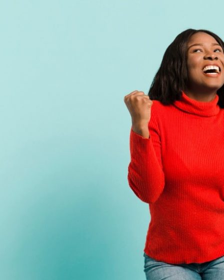 Une jeune dame prête à commencer la journée