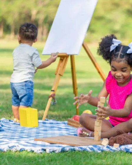 Des enfants préparant leurs cadeaux pour la fête des mères crédit photo: @justocker sur unsplash