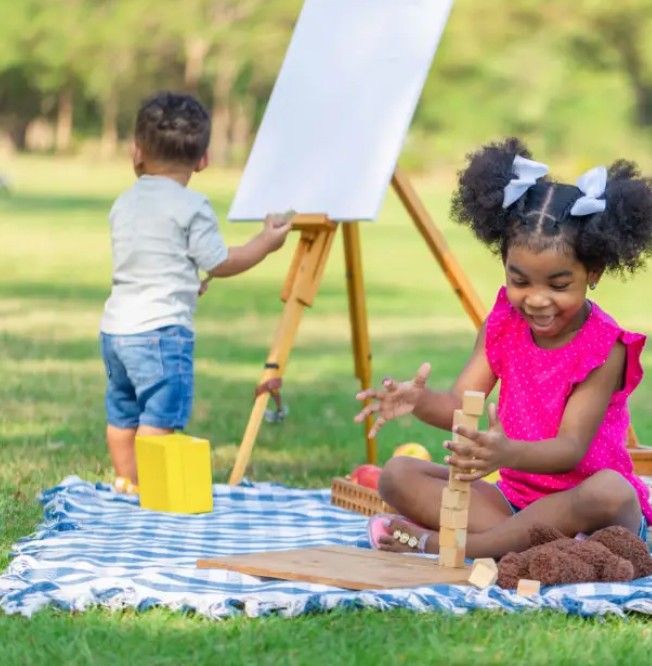 Des enfants préparant leurs cadeaux pour la fête des mères crédit photo: @justocker sur unsplash