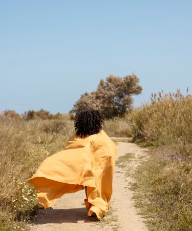 Une femme marchant résolument vers l’horizon