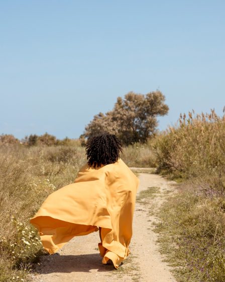 Une femme marchant résolument vers l’horizon