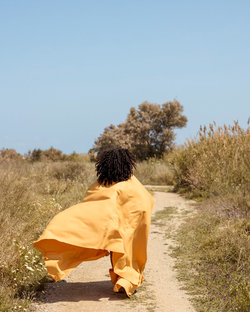 Une femme marchant résolument vers l’horizon