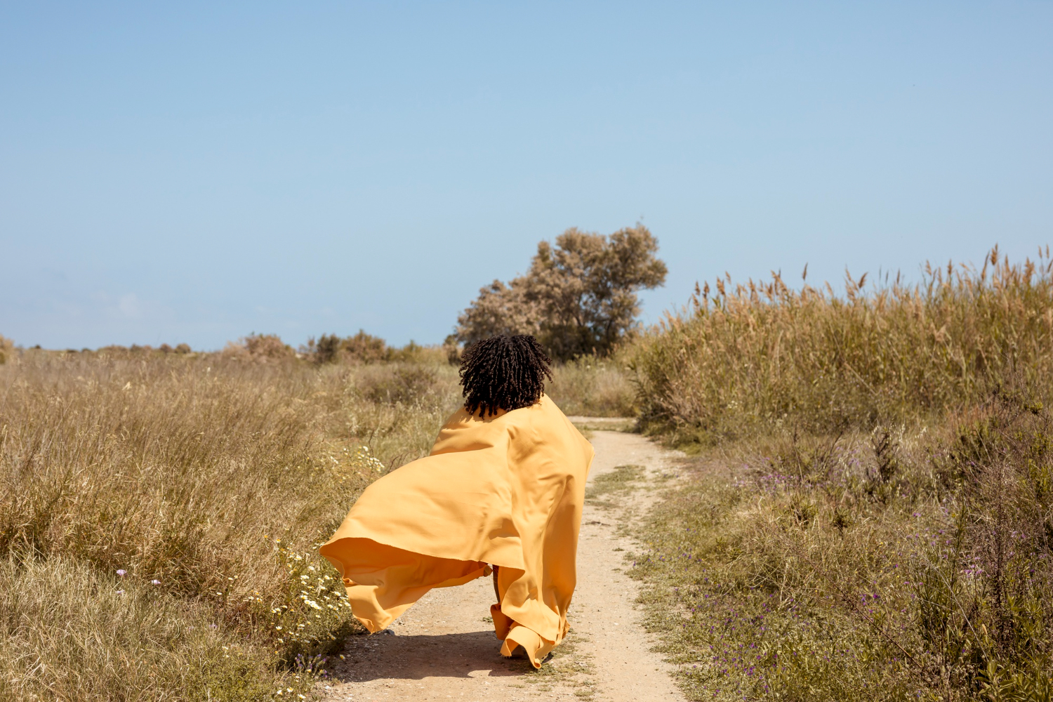 Une femme marchant résolument vers l’horizon