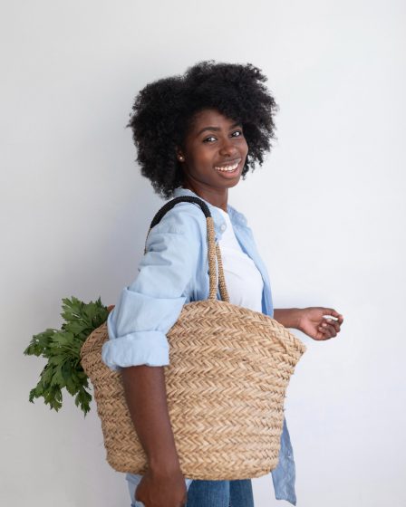 Une jeune dame avec un panier en fibre naturelle