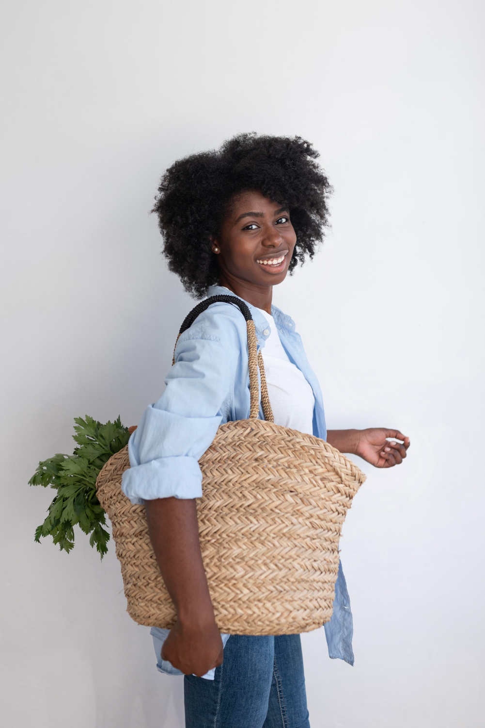Une jeune dame avec un panier en fibre naturelle