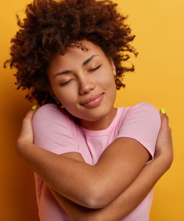 Une jeune dame se sentant confiante