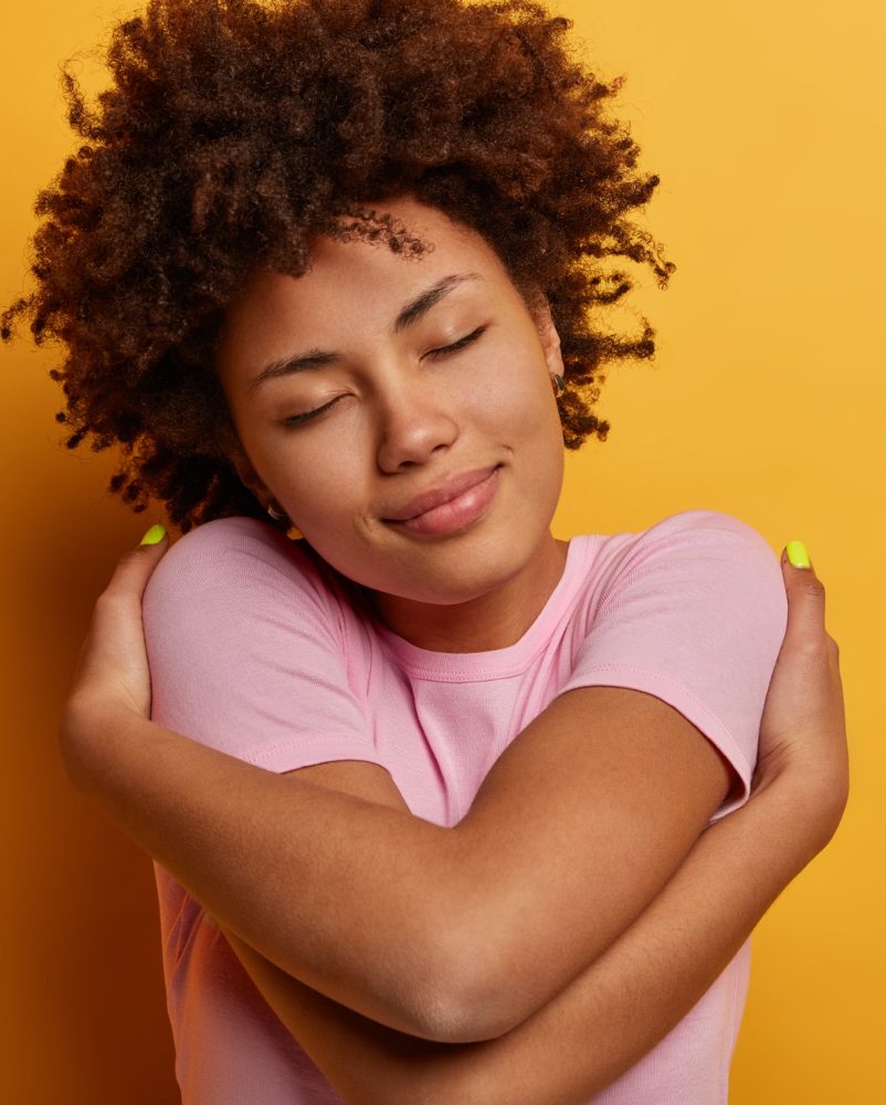 Une jeune dame se sentant confiante