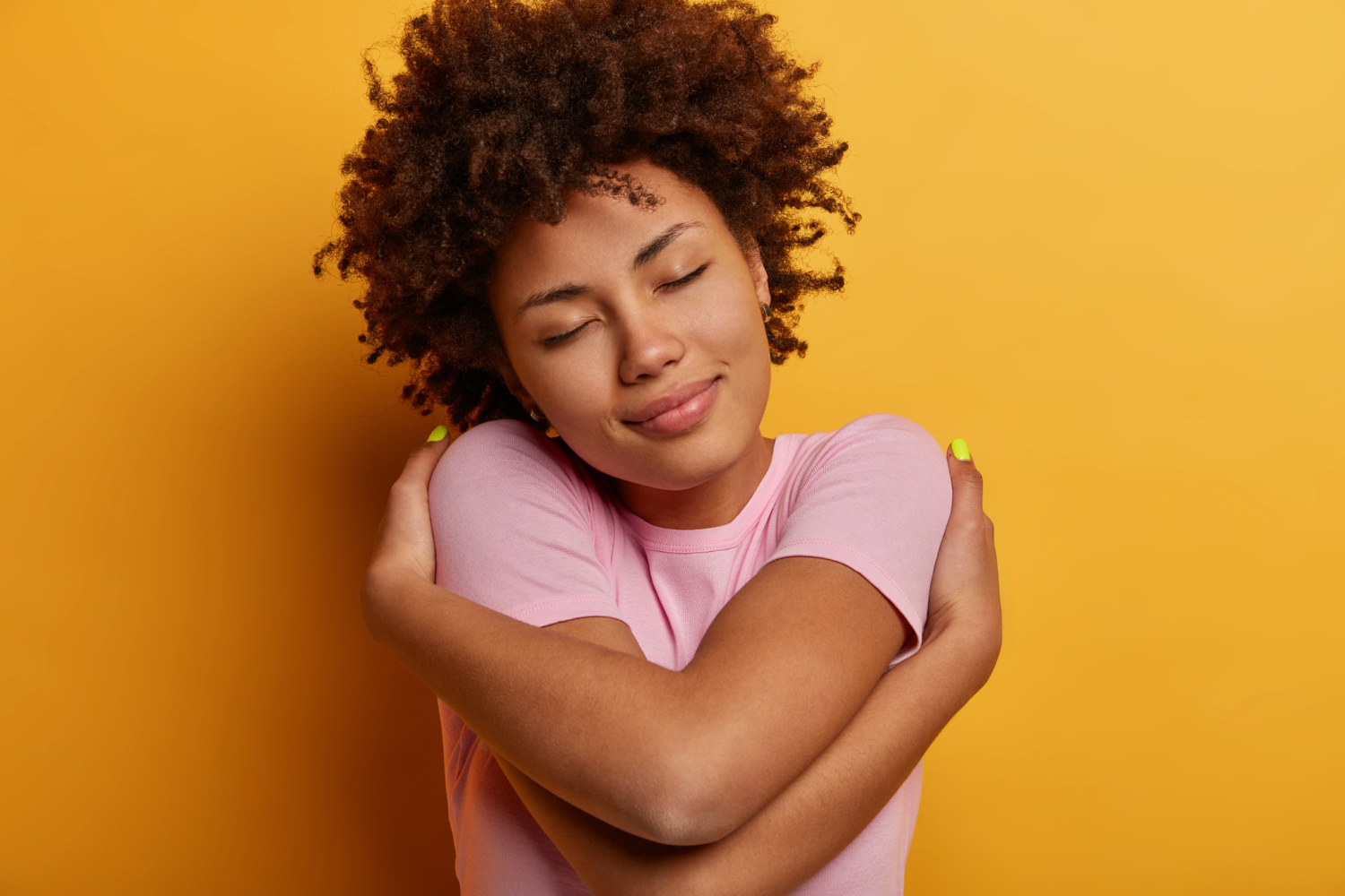 Une jeune dame se sentant confiante
