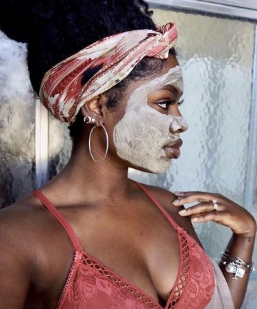 Une jeune dame avec son masque à l'argile crédit photo: @pinterest