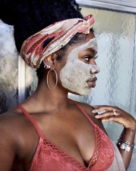 Une jeune dame avec son masque à l'argile crédit photo: @pinterest