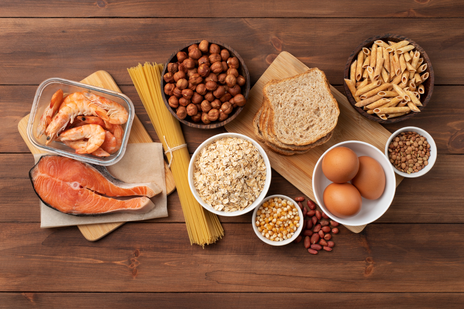Aliments favorisant la fertilité féminine : avocat, saumon, noix et fruits riches en vitamines