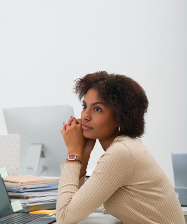 Une femme en pleine réflexion