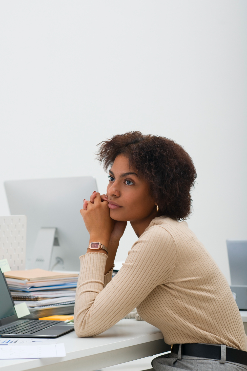 Une femme en pleine réflexion