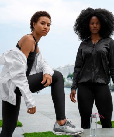 Deux jeunes dames qui font du sport