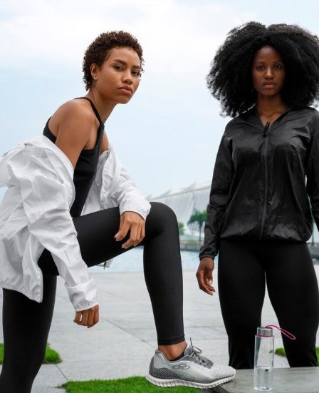 Deux jeunes dames qui font du sport