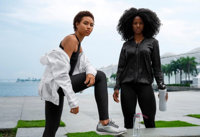 Deux jeunes dames qui font du sport