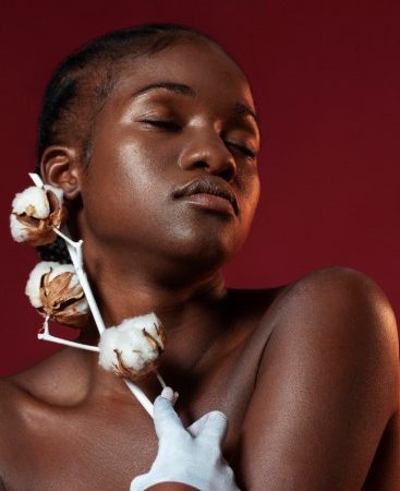 Une femme noire à la peau grasse