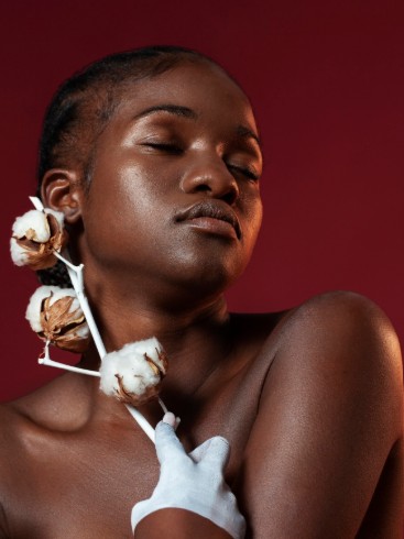 Une femme noire à la peau grasse
